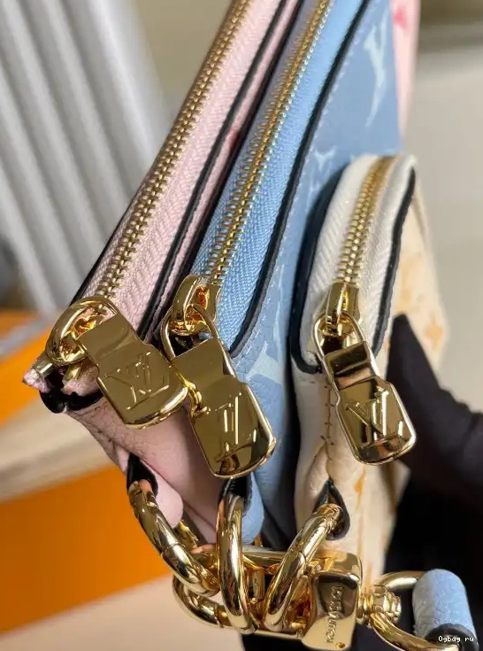 LOUIS POUCH VUITTON NTRIO 0627